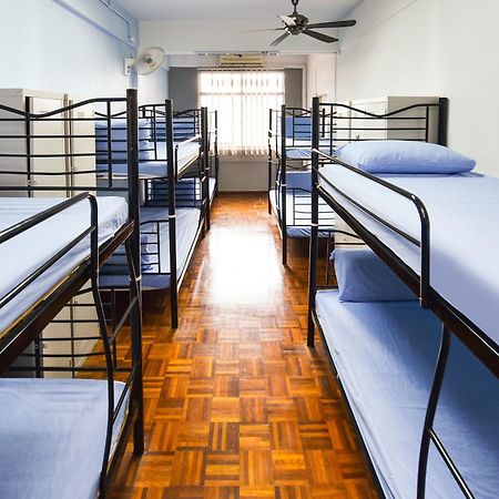 SPOT ON 89872 Kuantan Backpackers Hotel Bagian luar foto