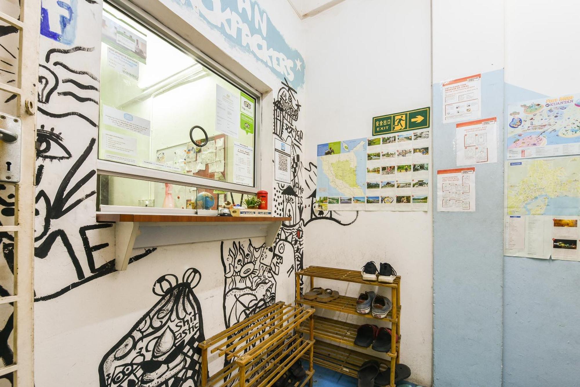 SPOT ON 89872 Kuantan Backpackers Hotel Bagian luar foto