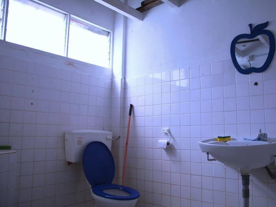 SPOT ON 89872 Kuantan Backpackers Hotel Bagian luar foto